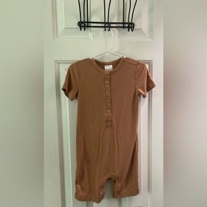 NWOT Hanna Andersson tan romper 3T